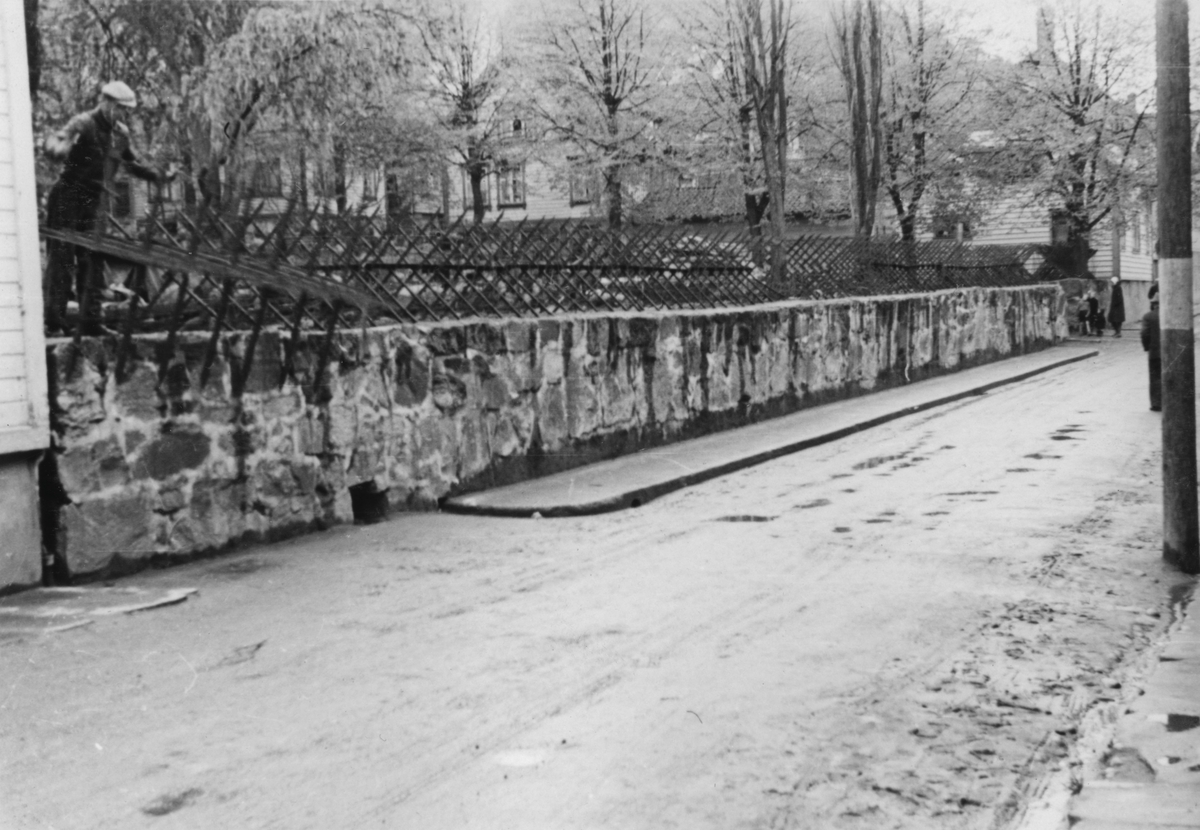 Tysk sperremur ved Parken, 12. mai 1945.