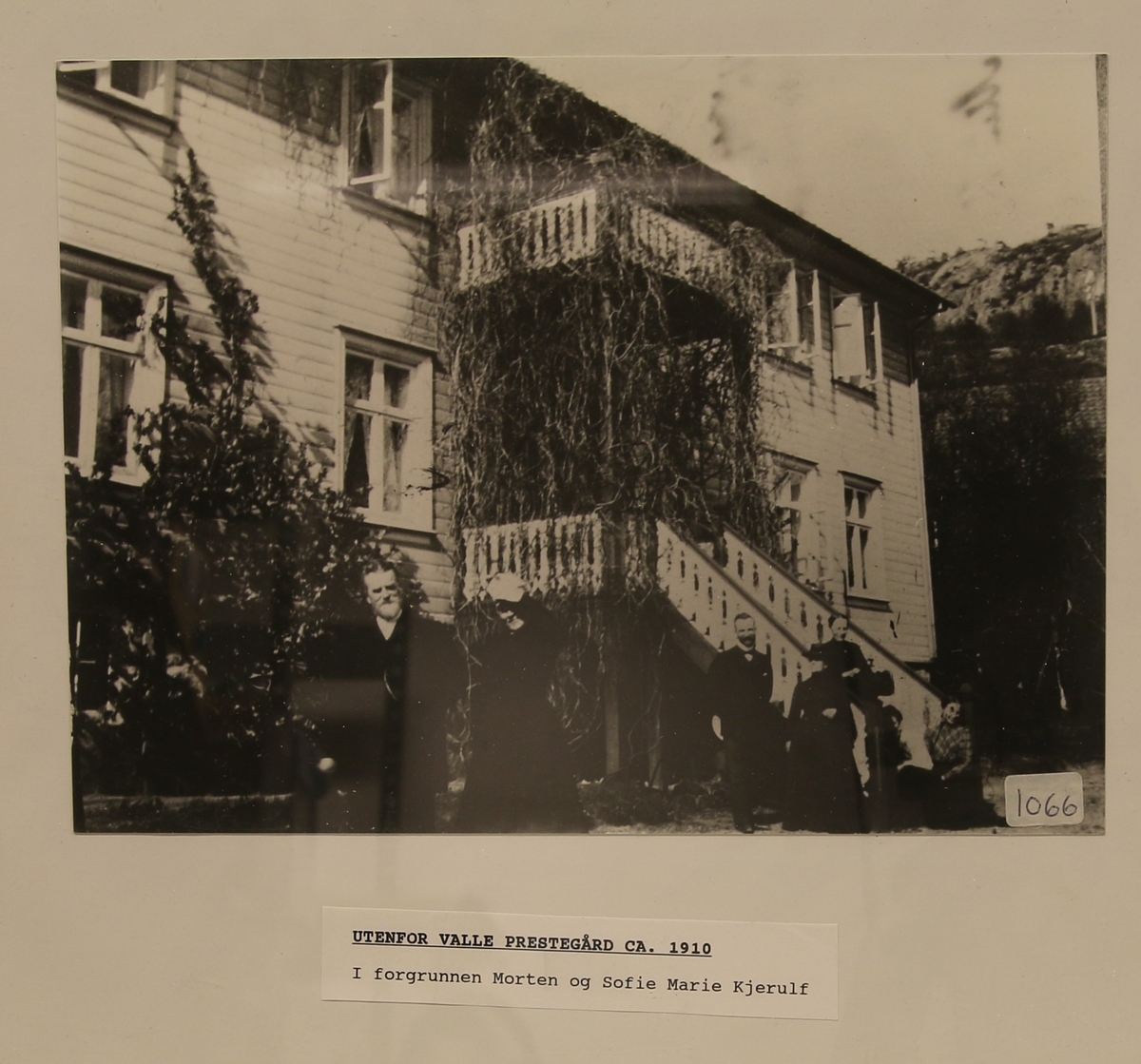 Bilde utenfor Valle Prestegård ca. 1910.
