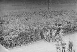 Engelske og tyske soldater ved Slettebøleiren, mai 1945.