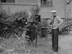 I hagen hos fotograf Eskildsen i Oluf Løwoldsgate, 1945.