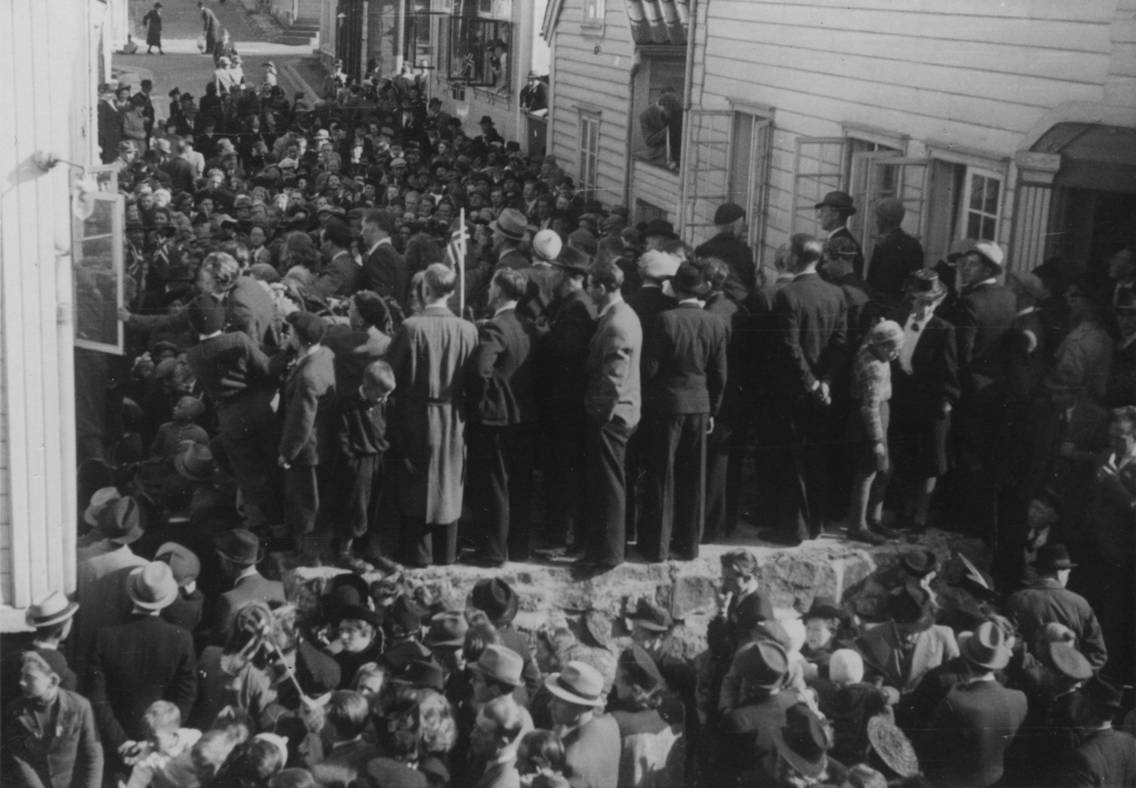 Skuelystne utenfor politikammeret i anledning besøk av engelsk offiser, 11. mai 1945.