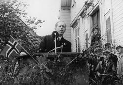 Pastor Alfred Georg Oanæs taler på Torget, 17. mai 1945.