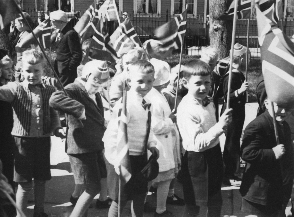 Barnetoget går inn i kirken, 17. mai 1947.
