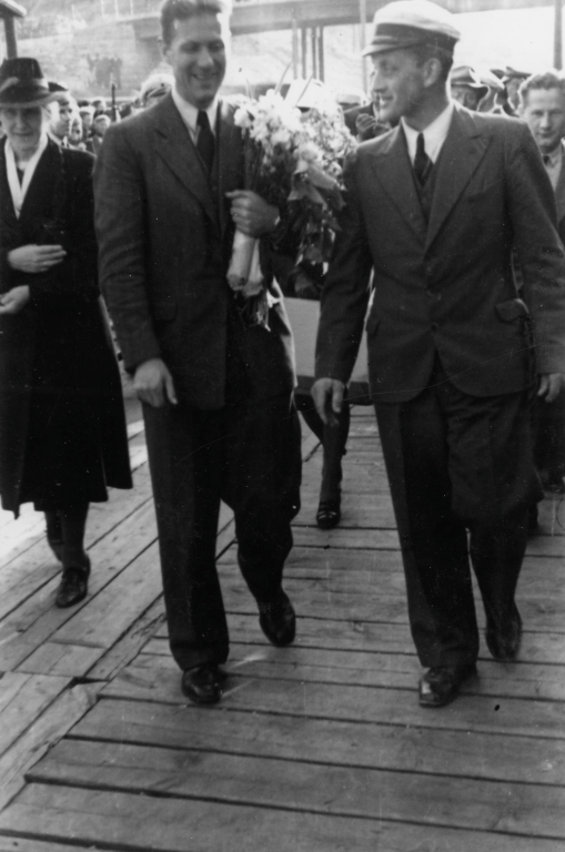 Tysklandsfangene kommer hjem, 30. mai 1945. Politikonstabel Johan Fuglestad hilses av Erling Bjelland.