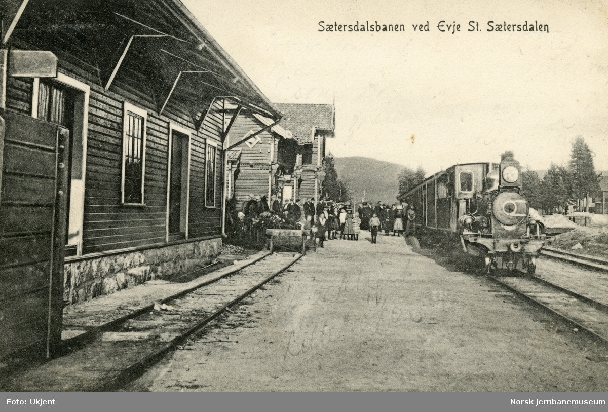 Damplokomotiv type xxi med persontog på Evje stasjon