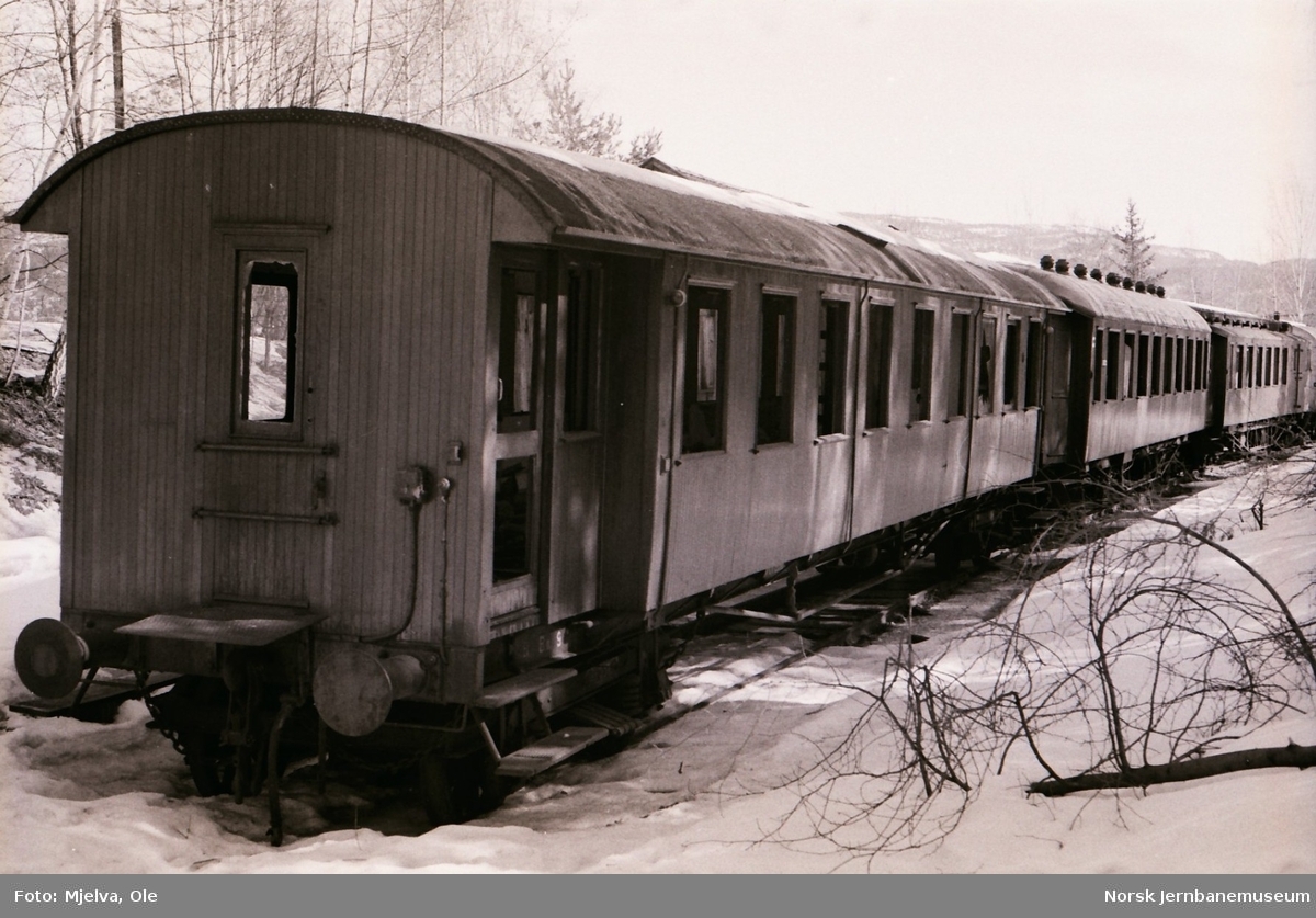 Rjukanbanens utrangerte personvogn Bo nr. 9 under opphugging på Hokksund