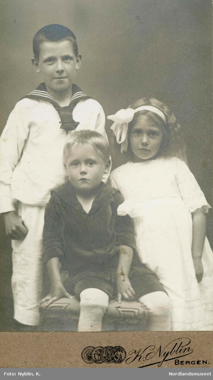 Portrett av tre av barna til Adolf Severin Nilsen fra Underås.
Fra venstre: Adolf (f.1905), Nanna (f.1908) og sittende foran Dankert (f.1911)