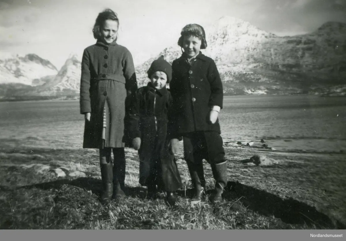 Tre barn fra Skotsfjord.
Fra venstre Oddny Kristensen, ukjent, Willy Kristensen.