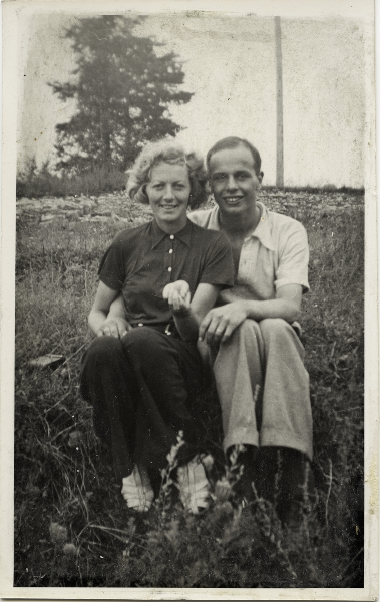 Anders Castus Svarstad jr. sammen med Gunvor Hjerkinn som han forlovet seg med sommeren 1937.