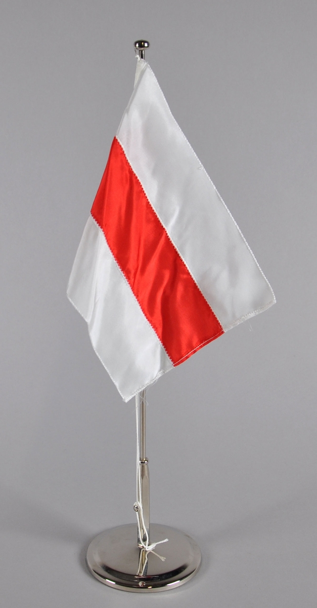 Bordflagg med stang fra Belarus. Tre horisontale striper, hvitt øverst og nederst og rødt i midten.