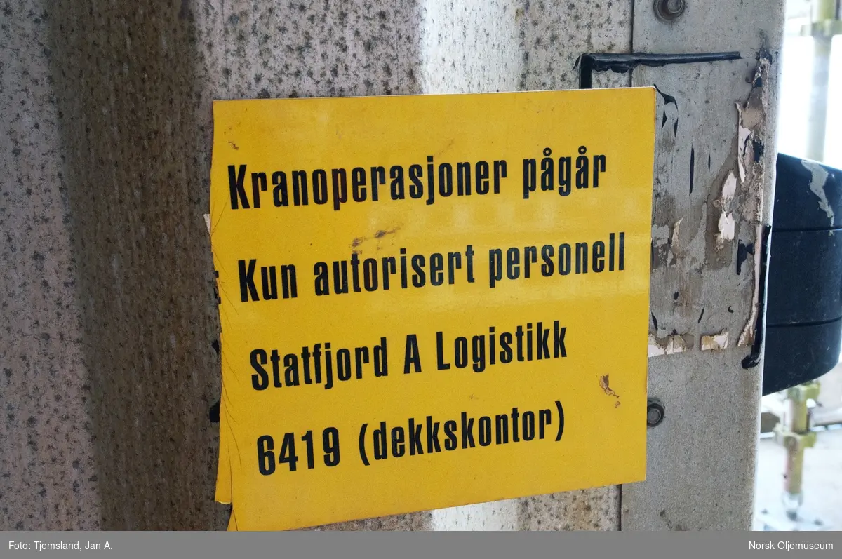Varselskilt for kranoperasjoner på Statfjord A.