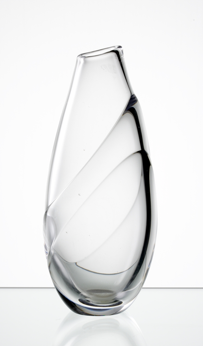 Design: Ingeborg Lundin.
Vas, oval form med utdragen hals samt "dubbelfång".