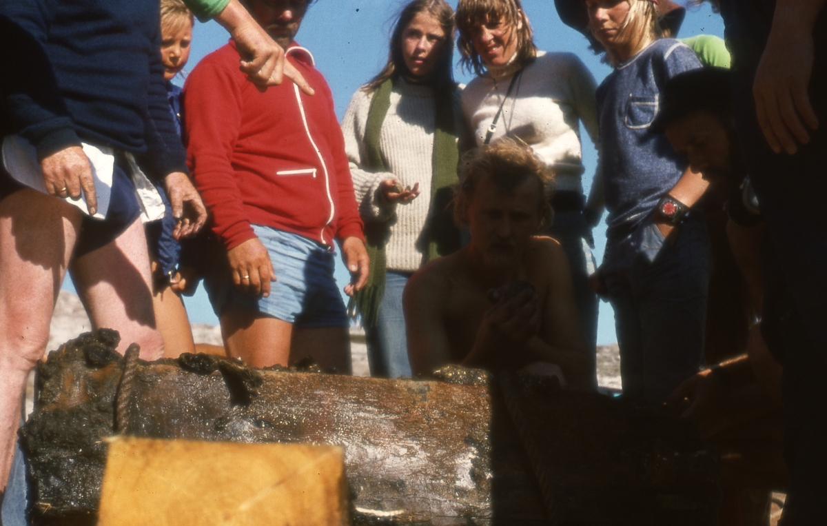 Felt 1974. Situasjonsbilde fra felt. Sjøkiste.
