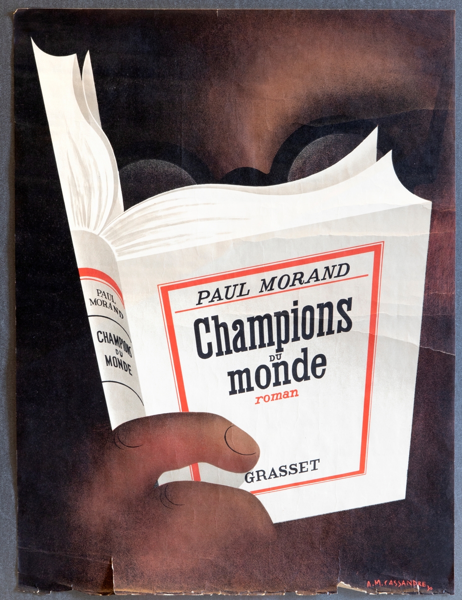 Bokreklame for roman av Paul Morand - Champions du Monde.

Plakat i rektangulær høydeformat med en lys åpnet bok og brun og svart bakgrunn. Boken holdes av en hånd og det skimtes deler av et ansikt med briller i svart innfatning bak boken.