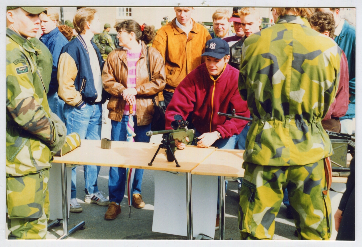 Uppvisning av militärverksamhet, vapen på Garnisonsområdet i
Linköping.