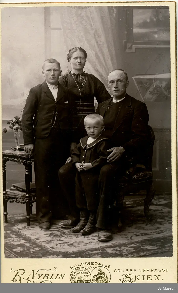 Gunnar H. og Signe T. Myhre med sonene Torstein og Hans