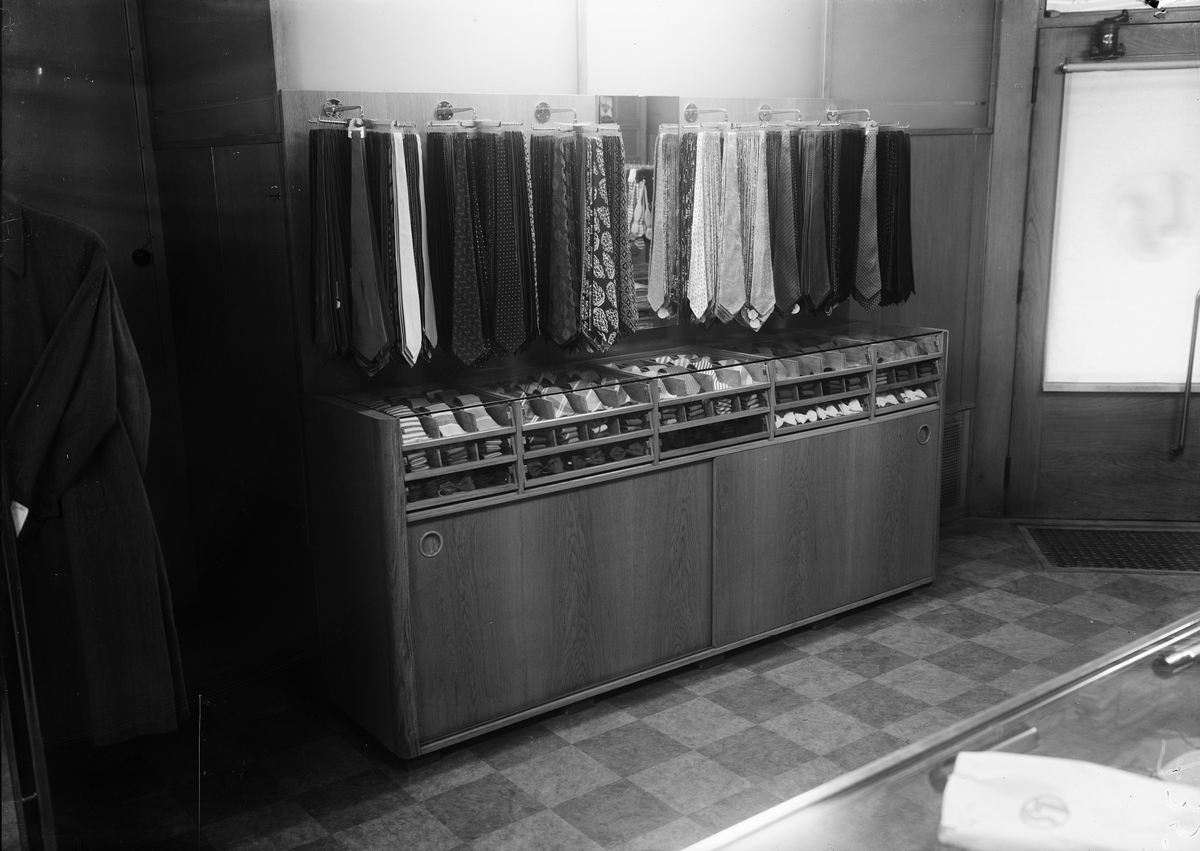 Slipsar på rad i klädaffär, Uppsala 1949