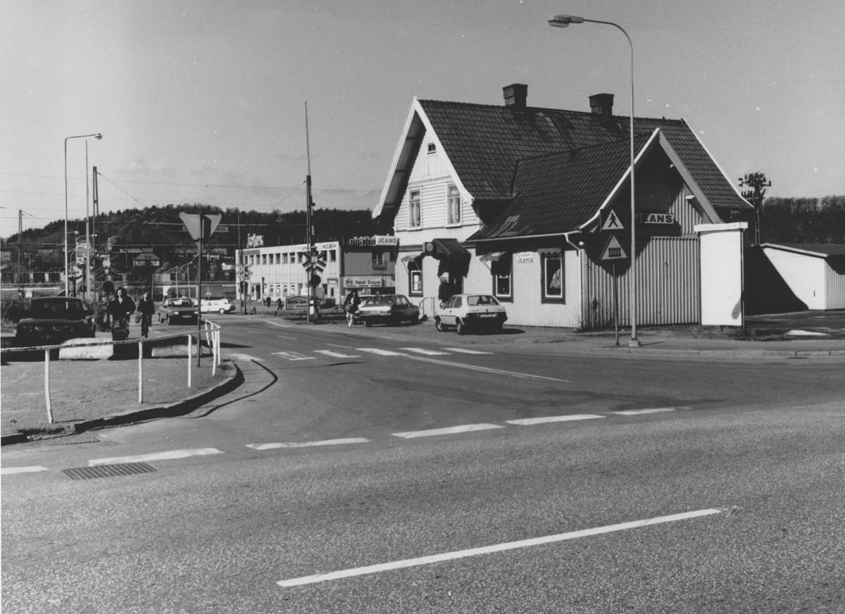Kållered Station västerut, april 1988. Caiber jeans drev affär i bottenvåningen. Främst ses Gamla Riksvägen i centrum.