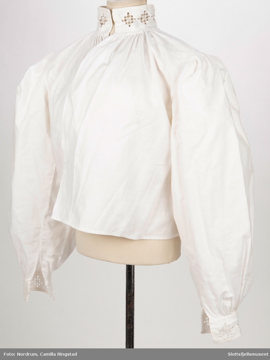 Hvit skjorte med hardangersøm på linningen til ermer og krage.