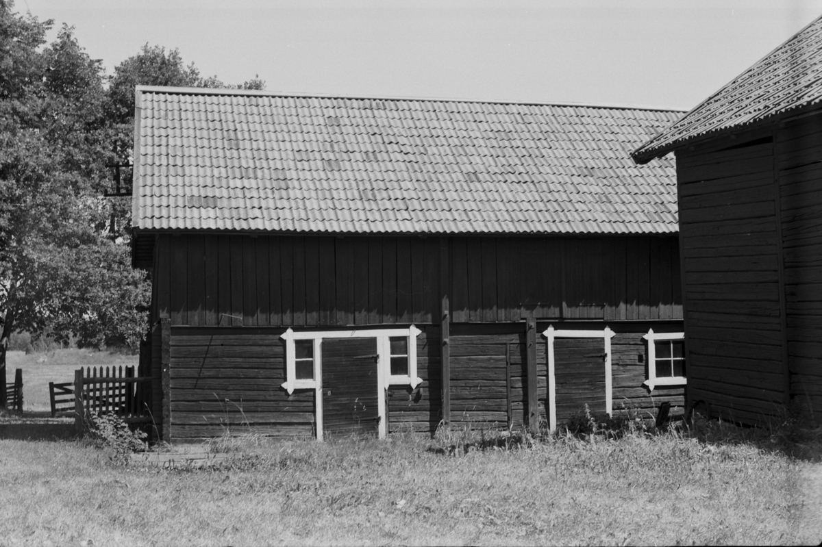 Ladugård och hemlighus, Ekeby 6:1, Ekeby by, (tomt 4), Vänge socken, Uppland 1975