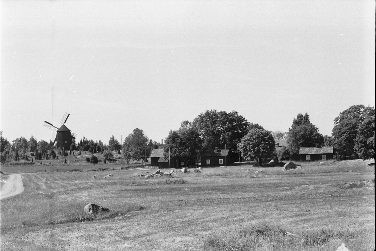 Ekeby by och väderkvarnen, Vänge socken, Uppland 1975