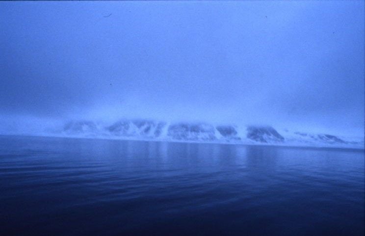 Kvällsbild, en blå kväll, från fartyget M/S Origo mot Kinnvika i Murchisonfjorden. Vid Kinnvika var den svensk-finsk-schweiziska expeditionen stationerad 1957-1958 i samband med det så kallade geofysik-året.