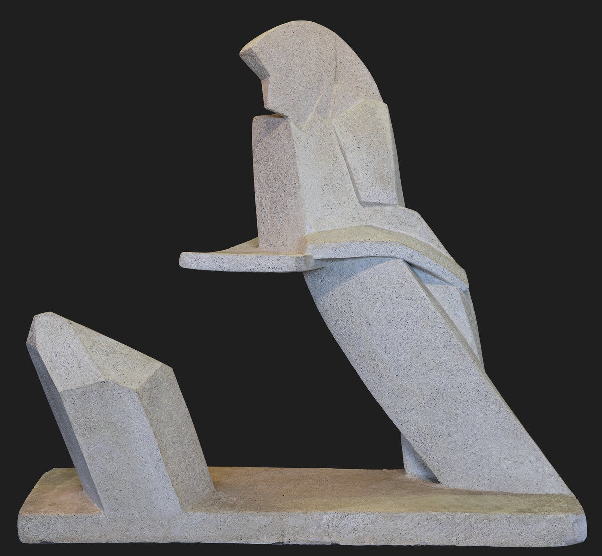 En abstrakt skulptur. Underst en sockel från vilken en mycket förenklad form/abstrakt form av en människa står lutad mot ett "stödplan" som svävar fritt utan stöd. Bredvid skjuter en bergkristallliknande form upp från sockeln.  Ytan består av ett tunt skikt av ljust grå betong. Betongytan ger intrycket att skulpturen är mycket tung, vilket inte är fallet då kärnan är av frigolit. Hela skulpturen är en spännande lek med tyngdlagen.