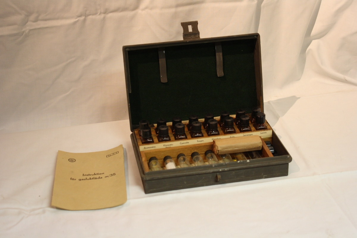 2 st, Gasluktlåda m/1935 för utbildningsändamål.
Grönmålad plåtlåda, innehåller lukttester och beskrivning.
