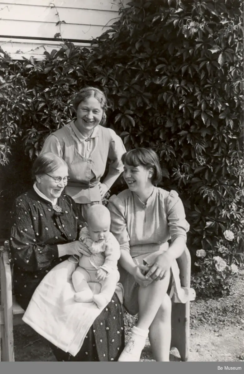 Familiegruppe.
Sitjande frå v. Anne Marie Vaa, Kviteseid, bak dottera Ingebjørg T. Valen, f. Vaa og eit spedbarn og ei yngre kvinne.
