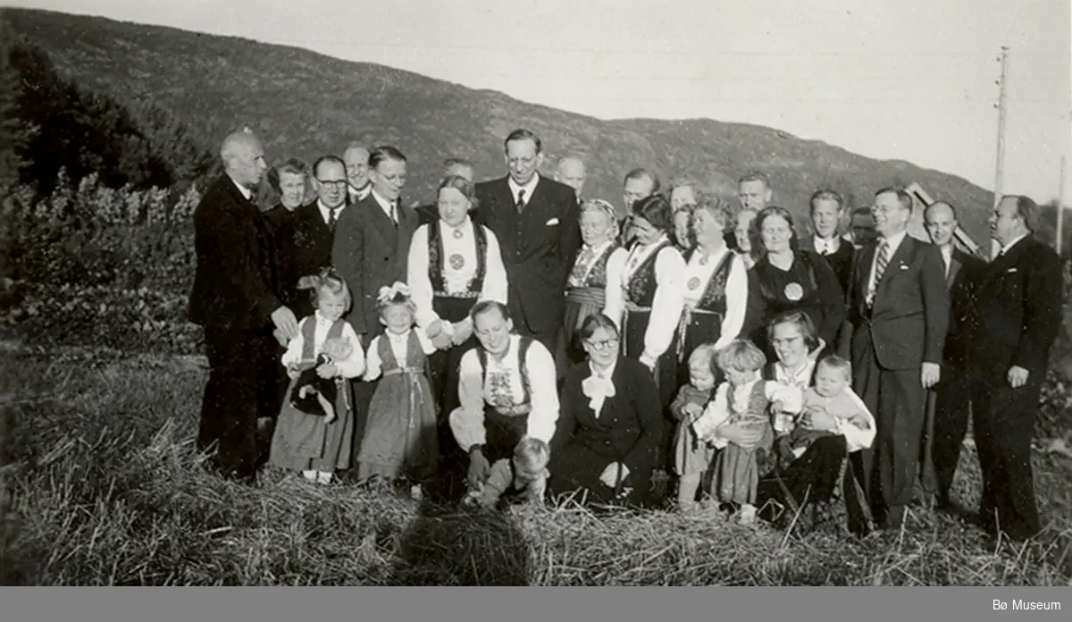 Familiegruppe frå Valen i Bø fotografert ute på ein åker som er skore