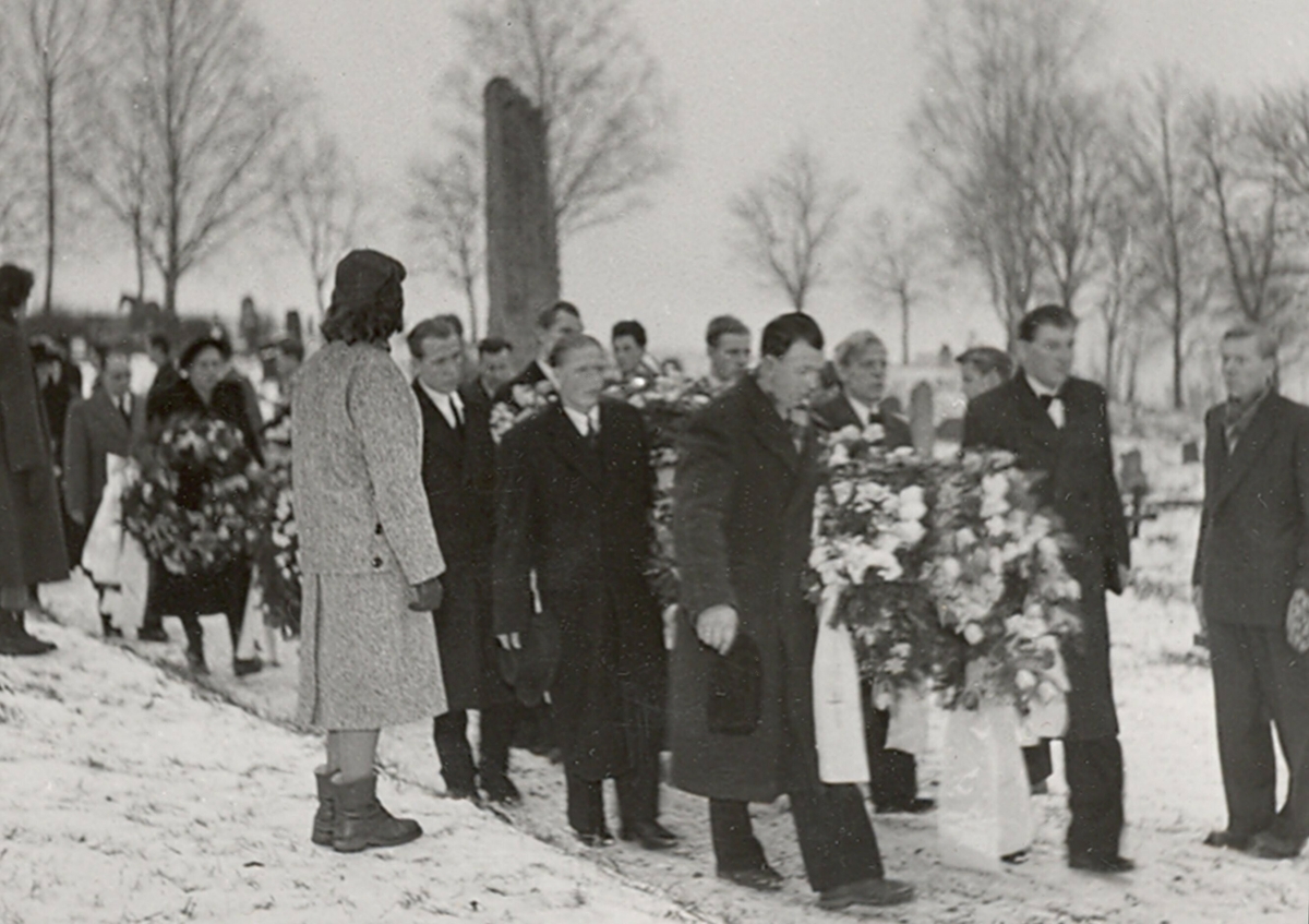 Seks bilde frå gravferda til Neri Valen i 1954