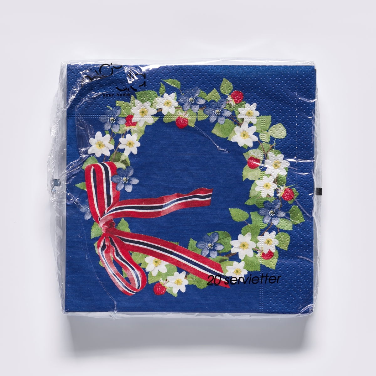 En blomsterkrans med blåveis, hvitveis og jordbær og en sløyfe med fargene til det norske flagget, rødt, hvit og blåt.