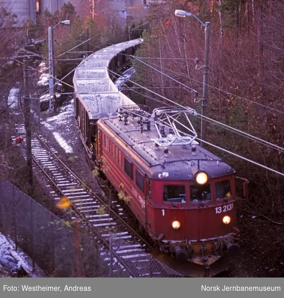 Elektrisk lokomotiv El 13 2131 med tomt kalktog ved Ørvik, klart for retur til Bjørntvedt sidespor