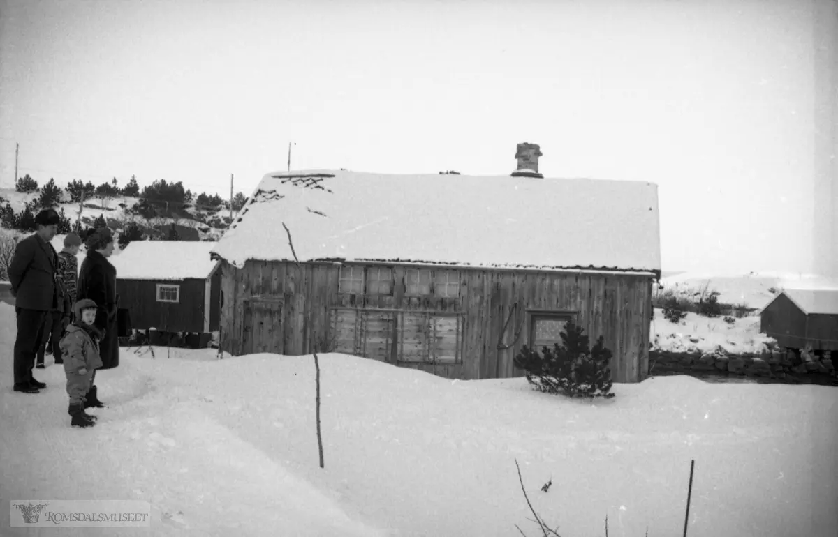 "Mellom-jula 1965".Frå Rindarøya, Øvre Løvik, Aukra. Huset er «Reitastauå». Det var fiskestue/rorbu for Reiten gnr. 36/2 Midsund kommune. Sjå Romsdalsmuseets årbok 1980, s. 55.