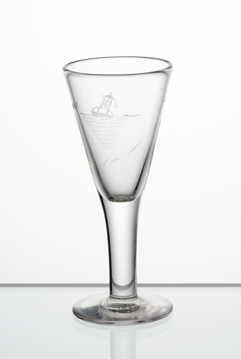 Design: Edward Hald.
Brännvinsglas, konisk kupa med graverat motiv bestående av klockboj.