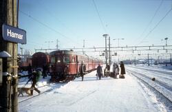 Hamar stasjon med tog 376 fra Røros, motorvogn BM 86 20 frem