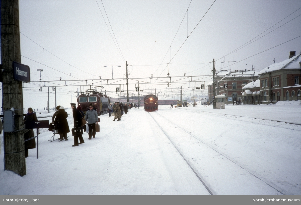 Hamar stasjon med ankommende ekspresstog 42 Trondheim-Oslo, trukket av elektrisk lokomotiv El 17