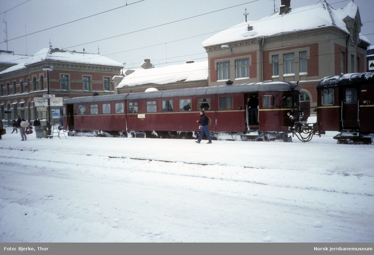 Hamar stasjon med tog 384 fra Elverum med motorvogn type 86