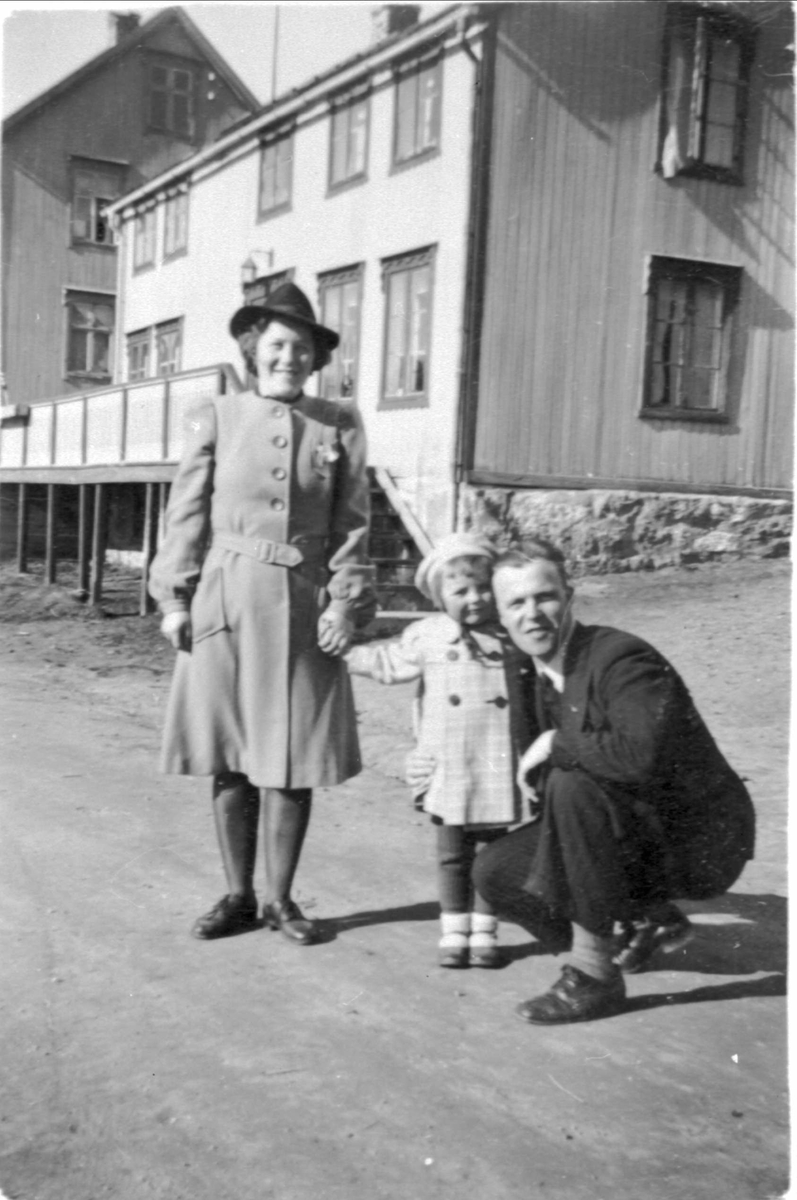 Pastor Ingolf Dahl med frue og datter, fotografert på Borkenes.