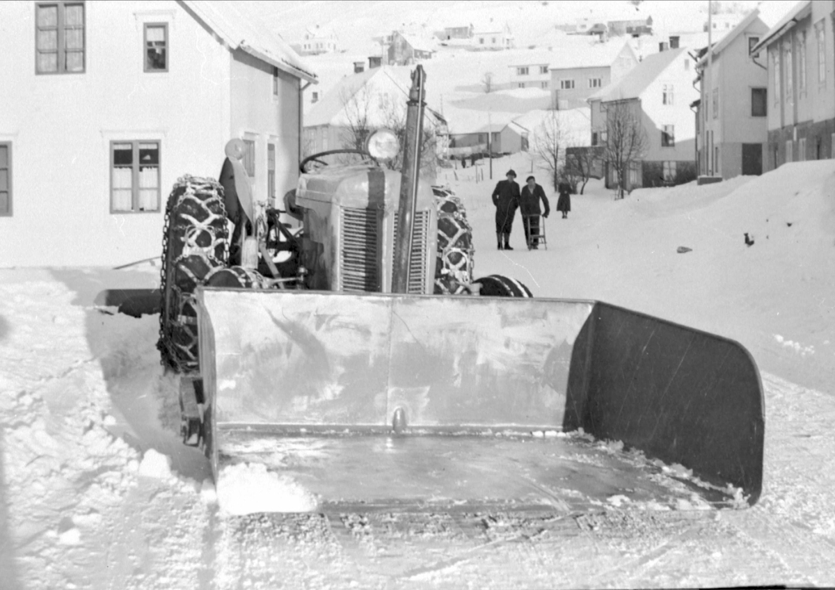 Traktor, med frontmontert snøskuffe og hydraulisk tipp fra Borkenes Mekaniske Verksted, fotografert i Borkenes sentrum.