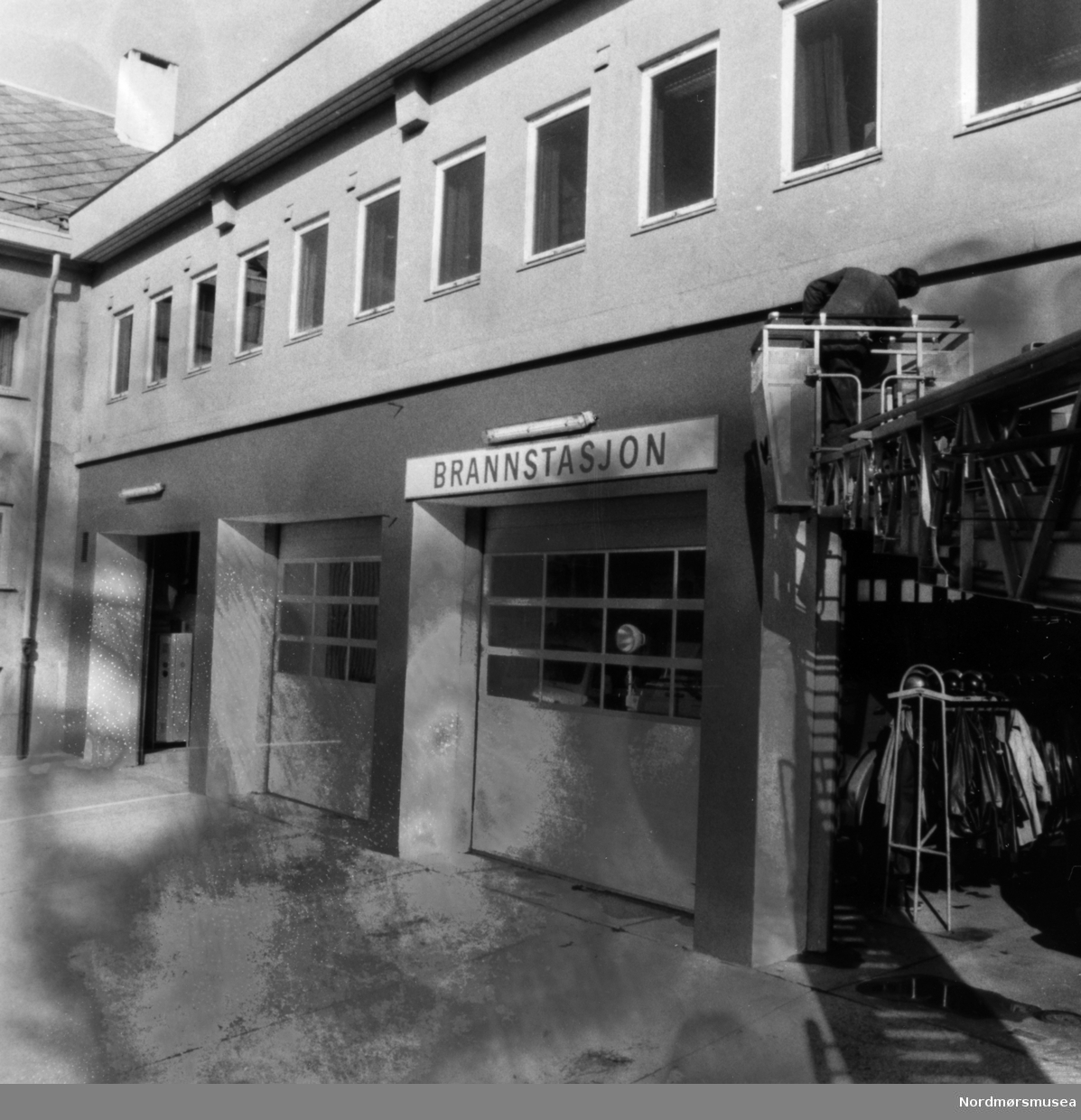 brannstasjonen. Bildet er fra avisa Tidens Krav sitt arkiv i tidsrommet 1970-1994. Nå i Nordmøre museums fotosamling.