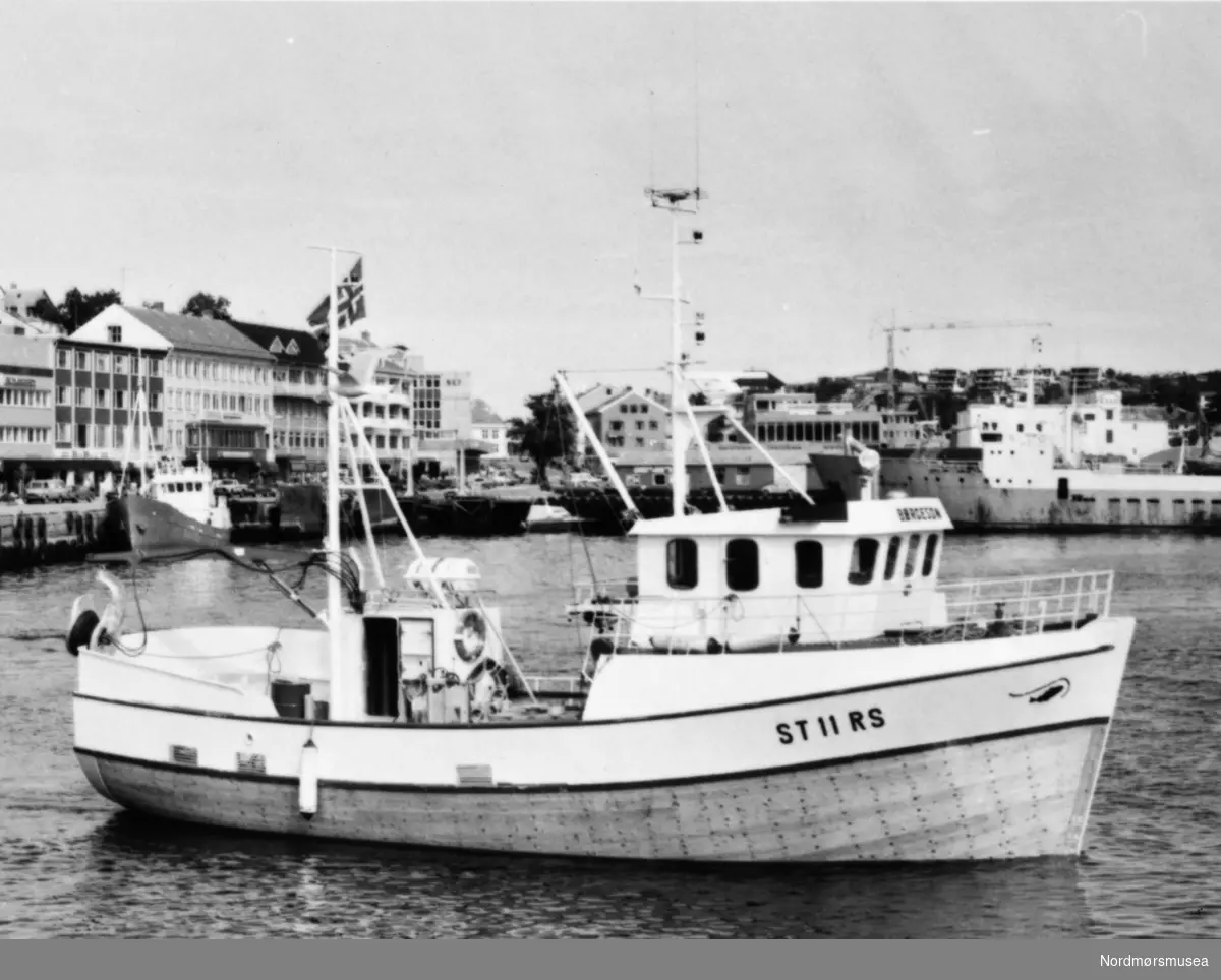 Fiskebåten «Børgeson» på 40 fot ble levert fra Bremsnes båtbyggeri til reder Arild Refsnes i Rissa i juli 1985. Prislappen var på 18, millioner kroner. Båten var bygget i tre med aluminium dekk og overbygg. Motoren på 250 HK ga båten en fart på 10 mil. Båten skulle brukes til fiske med not og garn langs hele kysten. Dette var båt nummer 215 som ble sjøsatt fra Bremsnes båtbyggere.  - ST 11 RS. Børgeson, bygd på Bremsnes båtbyggeri, Averøy. Bildet er fra avisa Tidens Krav sitt arkiv i tidsrommet 1970-1994. Nå i Nordmøre museums fotosamling.