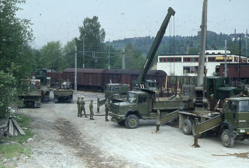 Jernbanevognene har nå ankommet Sandvika Stasjon fra Horten. Ingeniørvåpenet øvingsavdeling fra Hvalsmoen arbeider med å losse materiellet fra jernbanevogn over til lastebiler i mai 1981. (Foto/Photo)