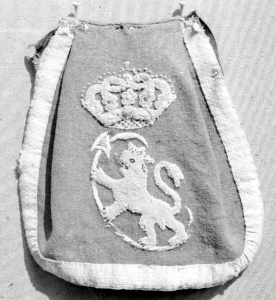 Myk tøypose med påbrodert kronet riksløve på hellebard (før 1844). Gull-løve på rød bunn med hvit omramming.
Baksiden påmalt NHC / No 15 Baksiden har 3 reprasjoner