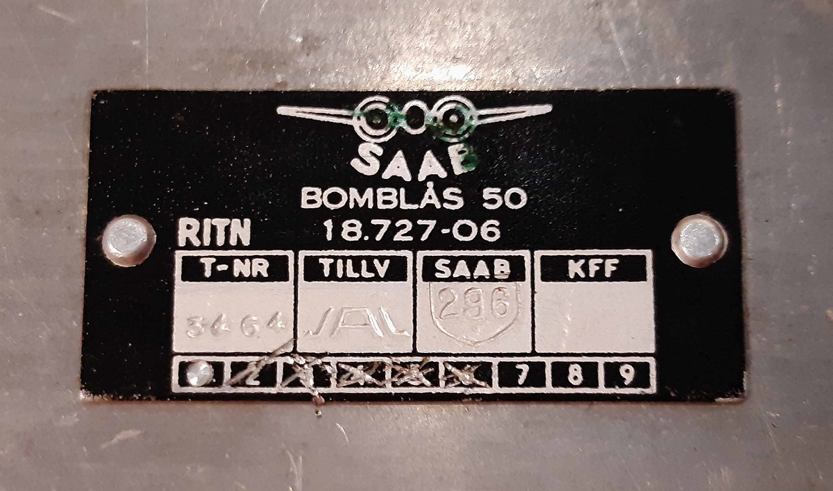 Bomblås 50, i vitmetall. T-nr: 3464. Märkt: "CVA 26. OKT. 1949". Tillverkare: Saab.
