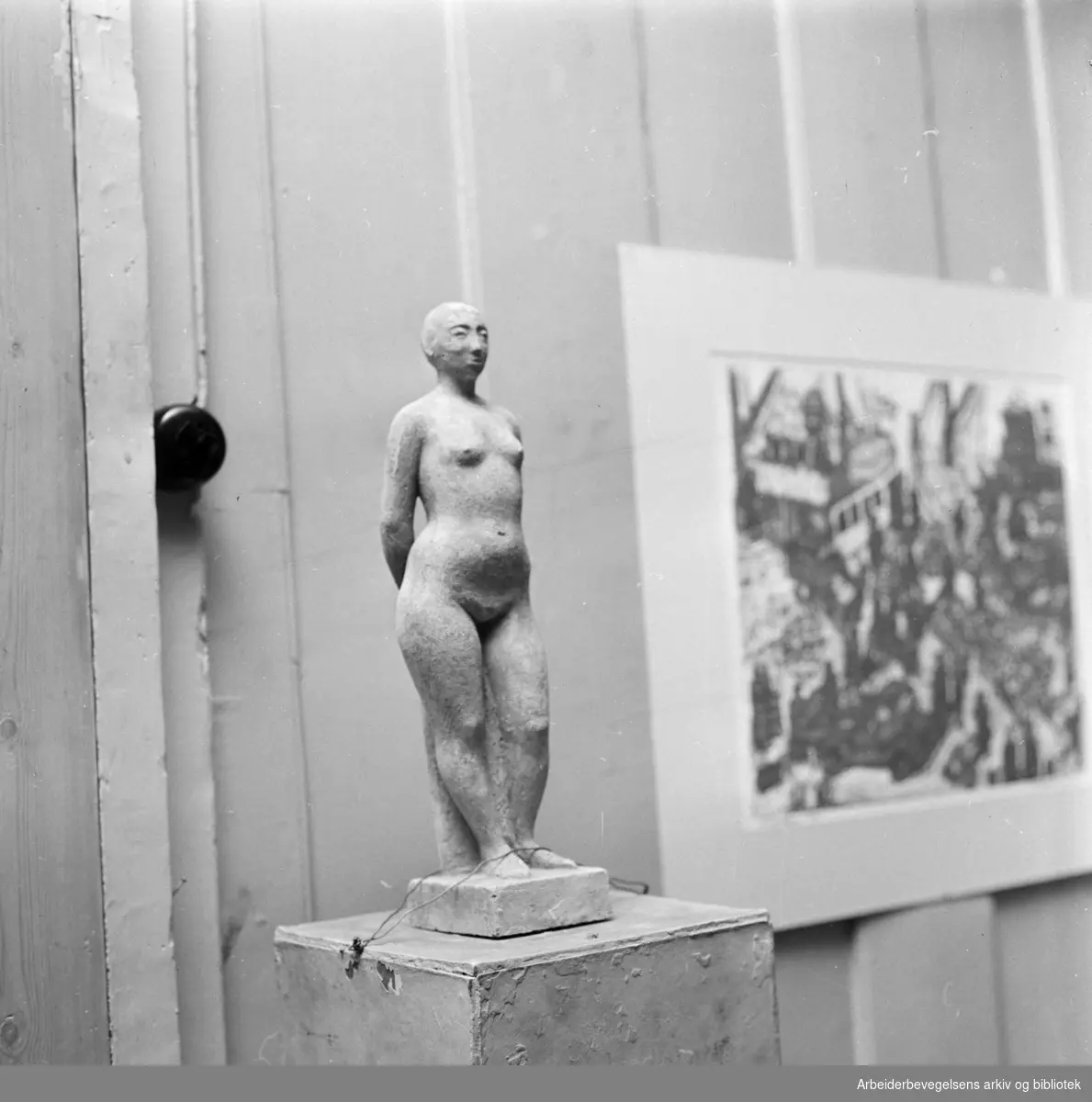 Skulptur av Eilif Mikkelsen i juleutstillingen på UKS . Unge kunstneres samfund 1960.