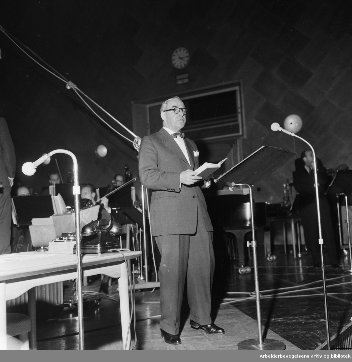 Journalist-show i Store Studio på Marienlyst. Ansatte i Arbeiderbladets redaksjon underholder. Arne Paasche Aasen. Februar 1959.