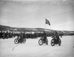 Mjøsløpet 1933. Menn på motorsykler.