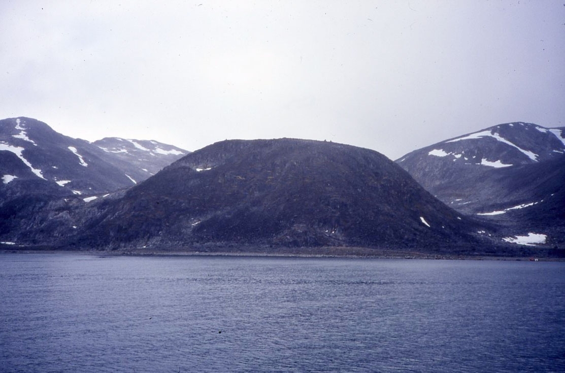 En bergskedja på Danskön med Wellmankollen i centrum, ett berg nedanför vilket S A Andrées polarballong lyfte ifrån.
