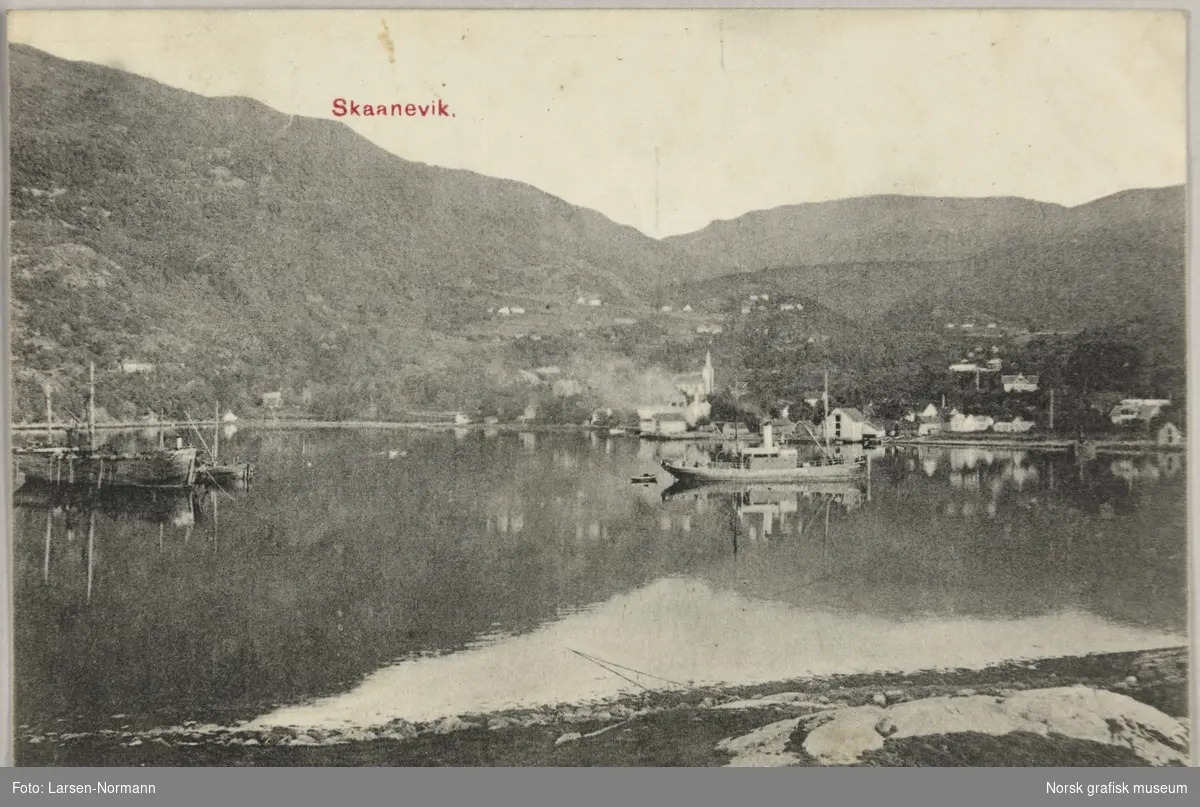 Postkort med bilde av Skånevik sett fra sjøsiden. Et dampskip ligger midt i vika og i bakgrunnen er Skånevik kirke.
